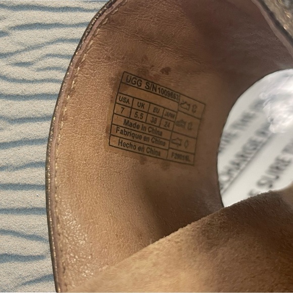 Ugg sandals, Australia, bronze women’s size 7 condition preowned - Picture 3 of 5